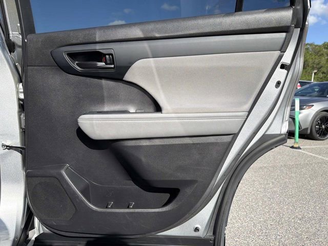 Used 2023 Toyota Highlander L image 19