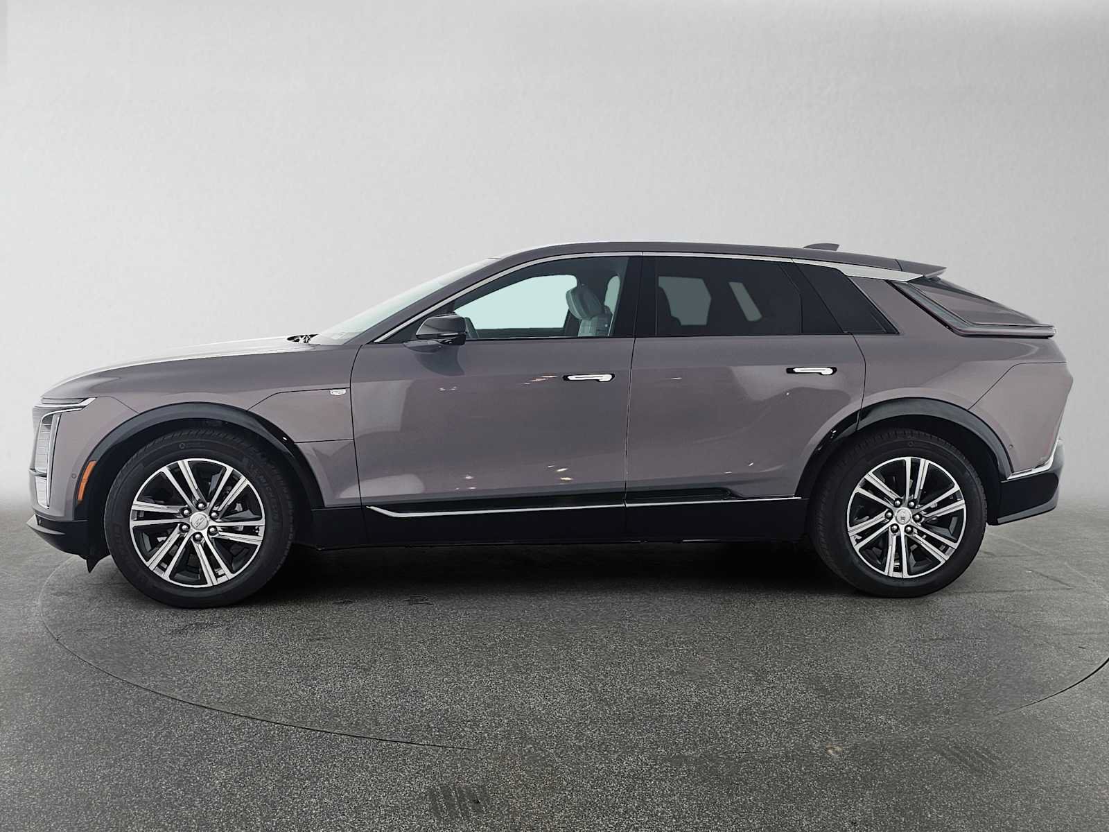 Used 2025 Cadillac Lyriq Luxury AWD/4WD image 6