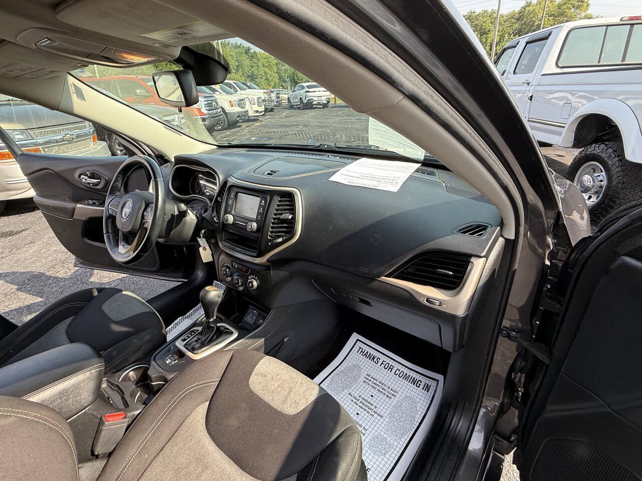 Used 2018 Jeep Cherokee Latitude w/ Altitude Package FWD image 24