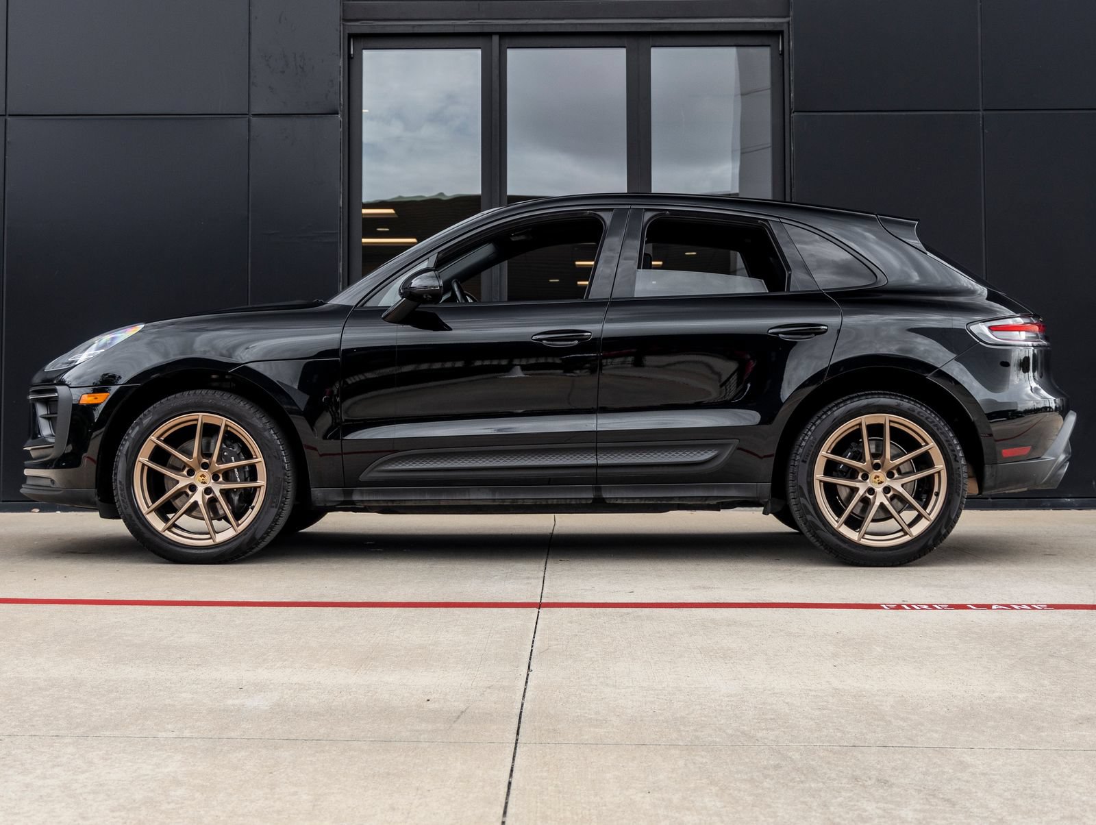 Certified 2023 Porsche Macan AWD/4WD image 2