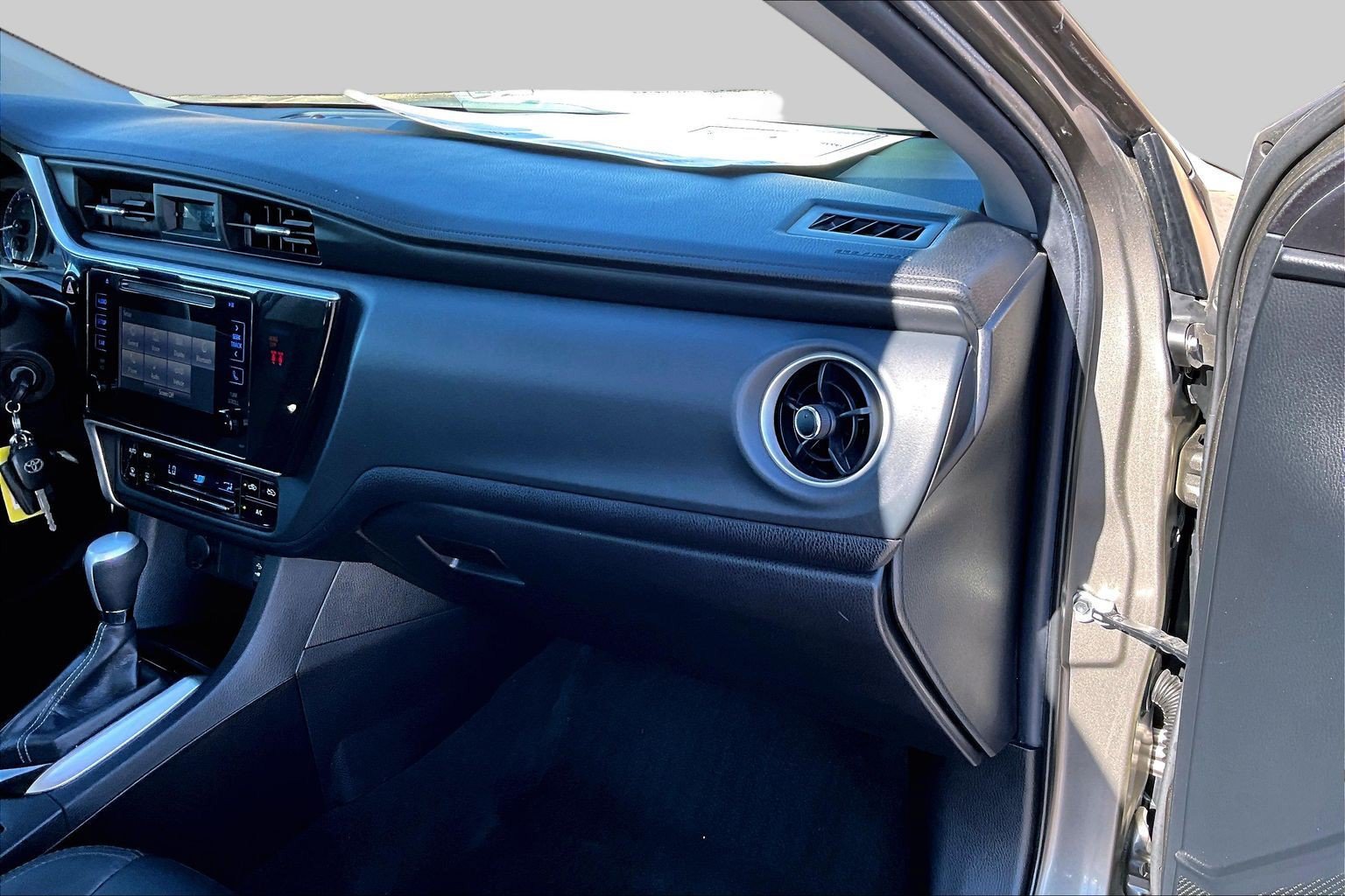 Used 2018 Toyota Corolla LE FWD image 15