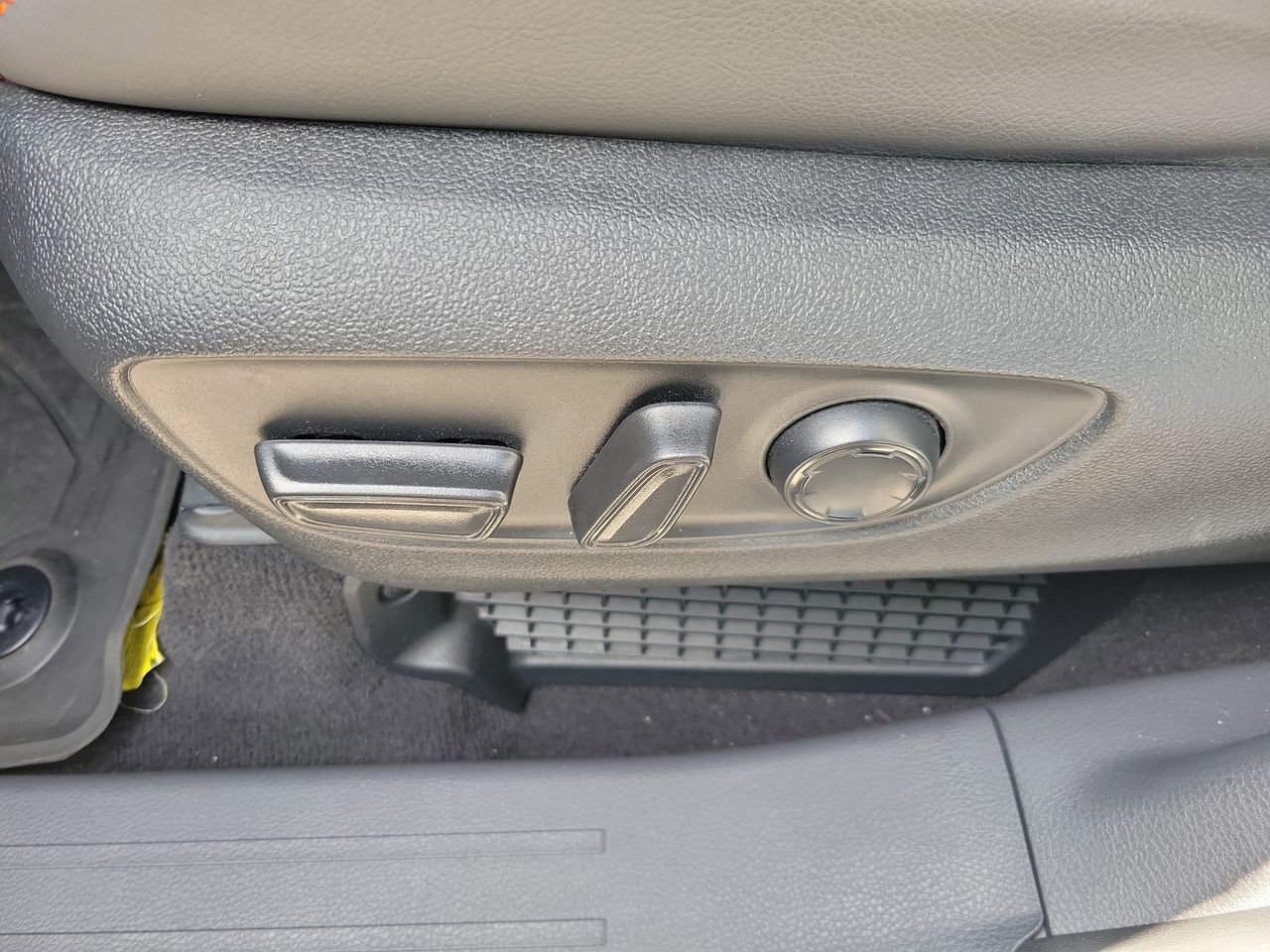 Used 2023 Toyota Sienna XSE FWD image 18