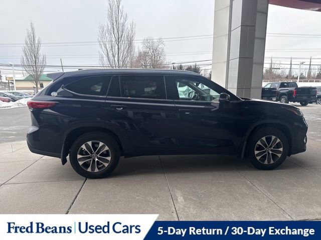 Used 2022 Toyota Highlander XLE image 3