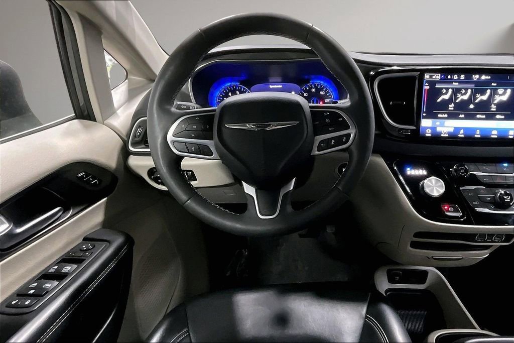 Used 2023 Chrysler Pacifica Touring-L image 9