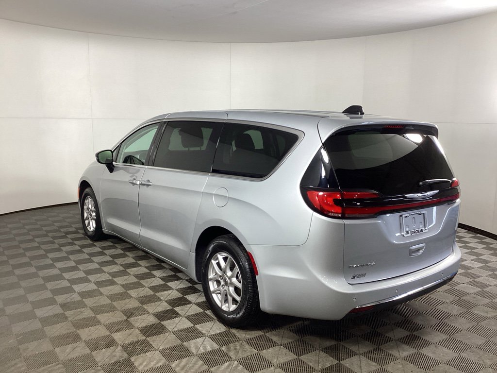 Used 2024 Chrysler Pacifica Touring-L image 4
