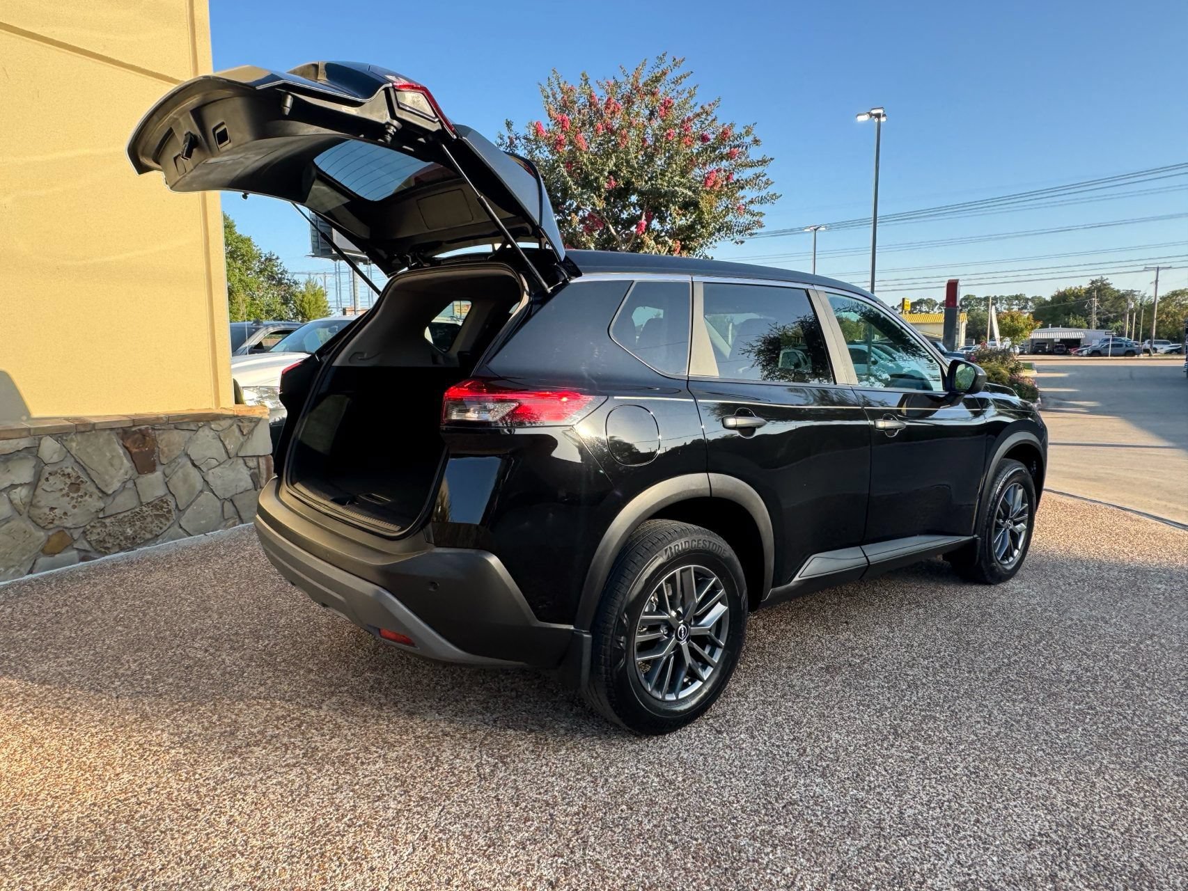 Used 2023 Nissan Rogue S FWD image 27