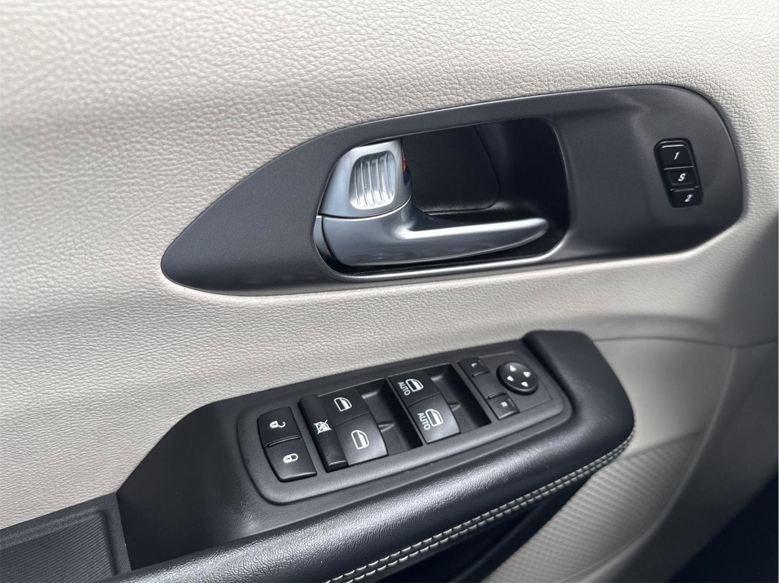 Used 2023 Chrysler Pacifica Touring-L FWD image 11