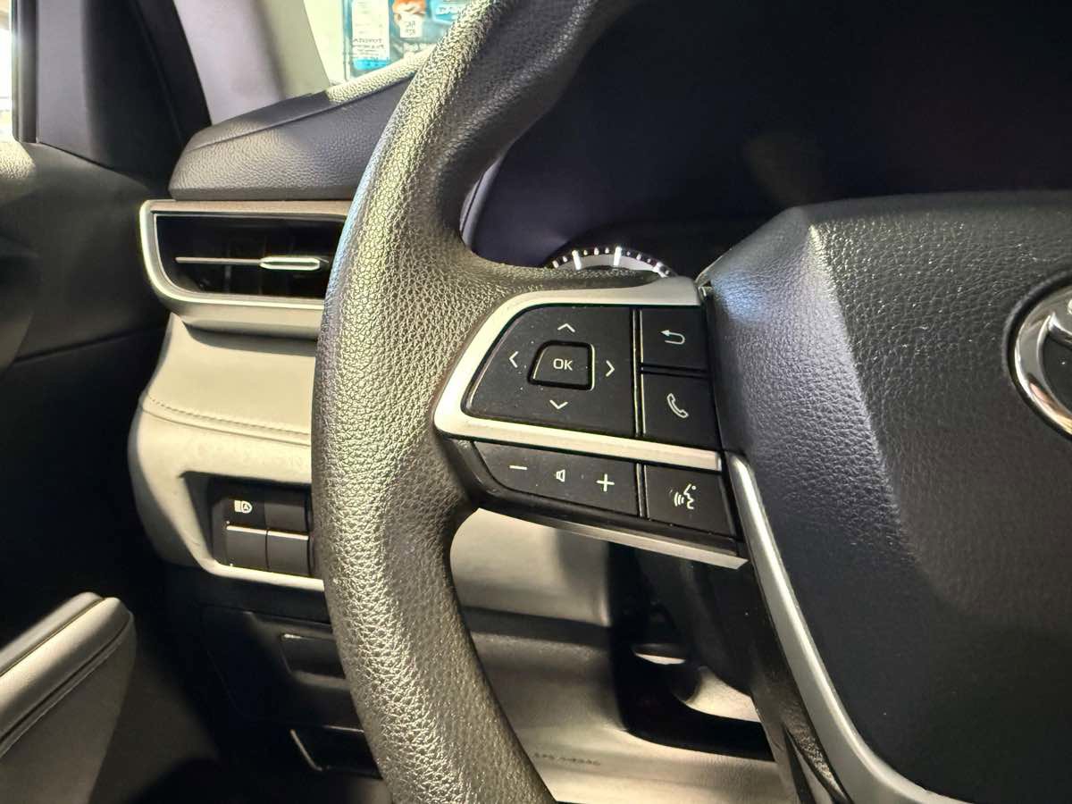 Used 2022 Toyota Highlander L FWD image 15