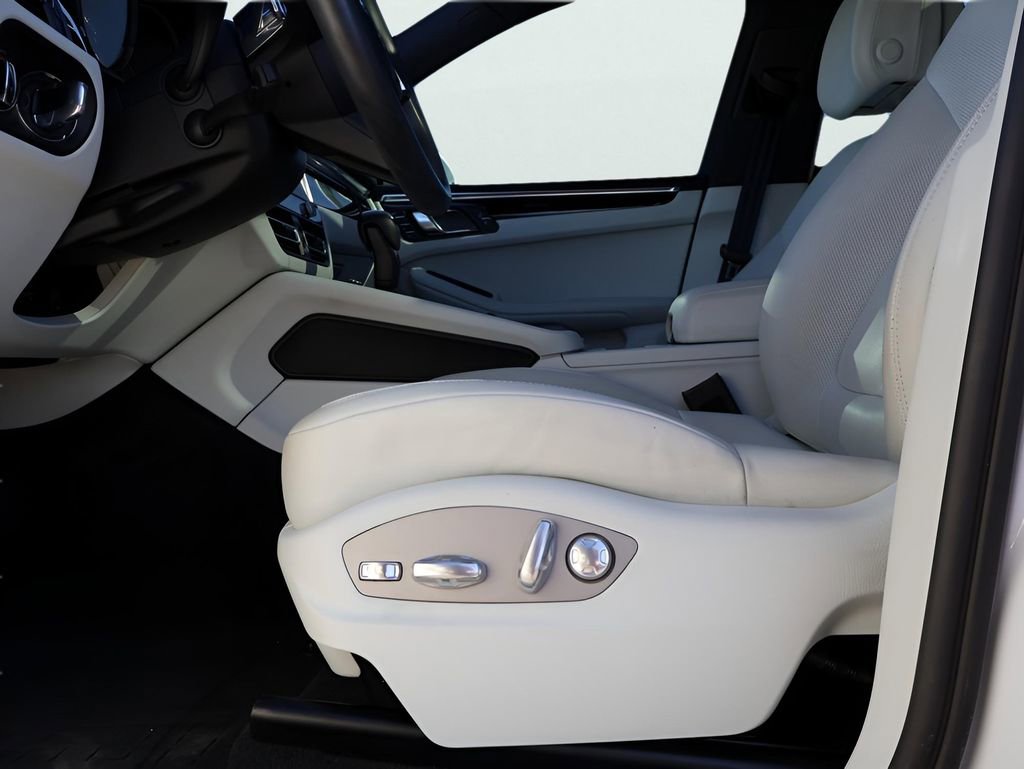 Certified 2024 Porsche Macan image 34