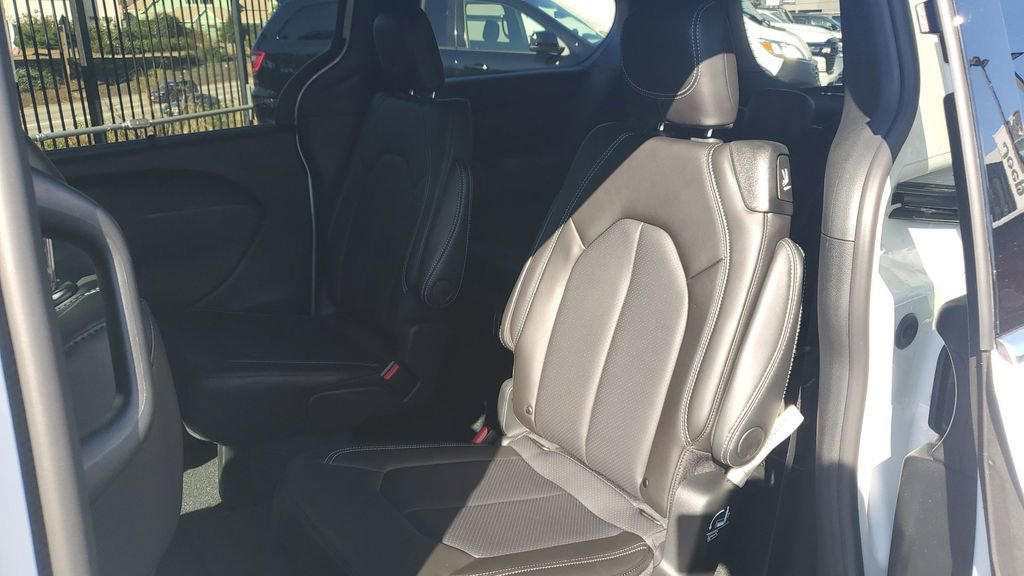 New 2026 Chrysler Pacifica Select image 16