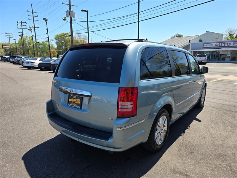 Used 2008 Chrysler Town & Country Limited w/ Trailer Tow Group FWD image 3