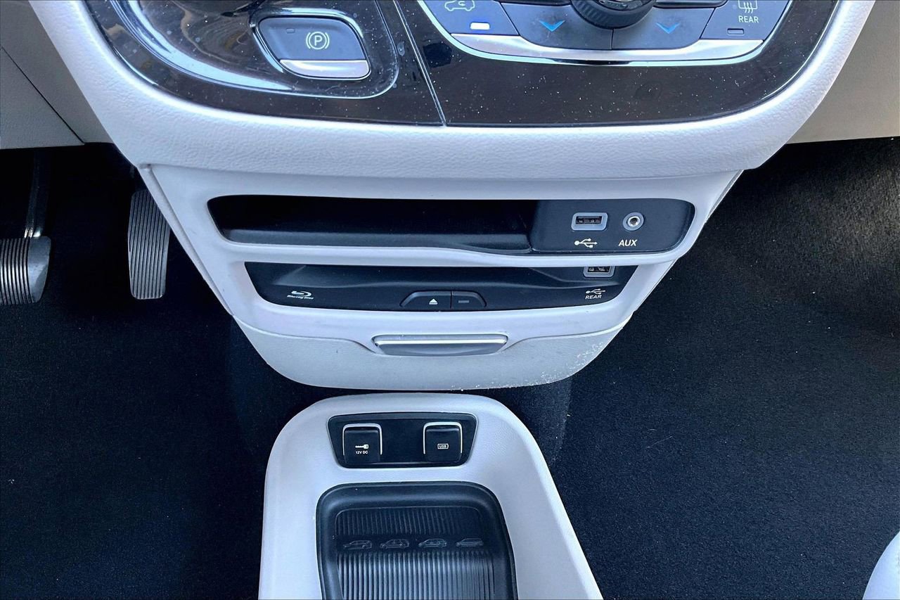 Used 2017 Chrysler Pacifica Touring-L Plus w/ Tire & Wheel Group FWD image 17