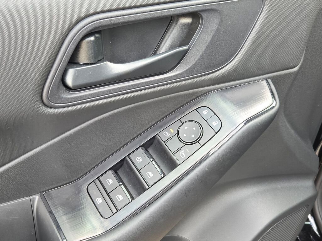 Used 2025 Nissan Rogue S image 20