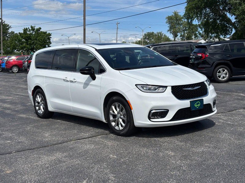 Used 2026 Chrysler Pacifica Limited FWD image 7
