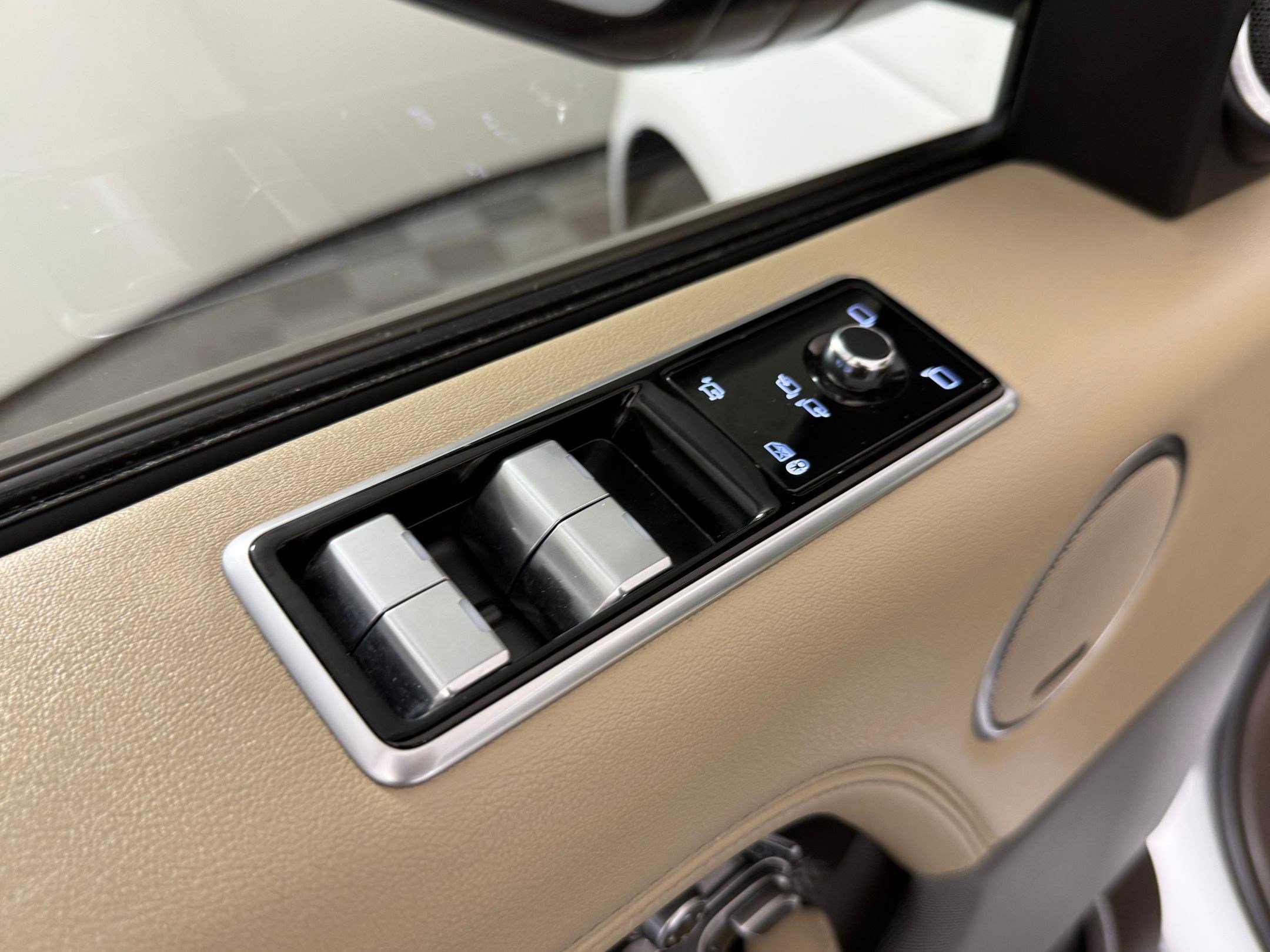 Used 2018 Land Rover Range Rover Long Wheelbase Supercharged image 21