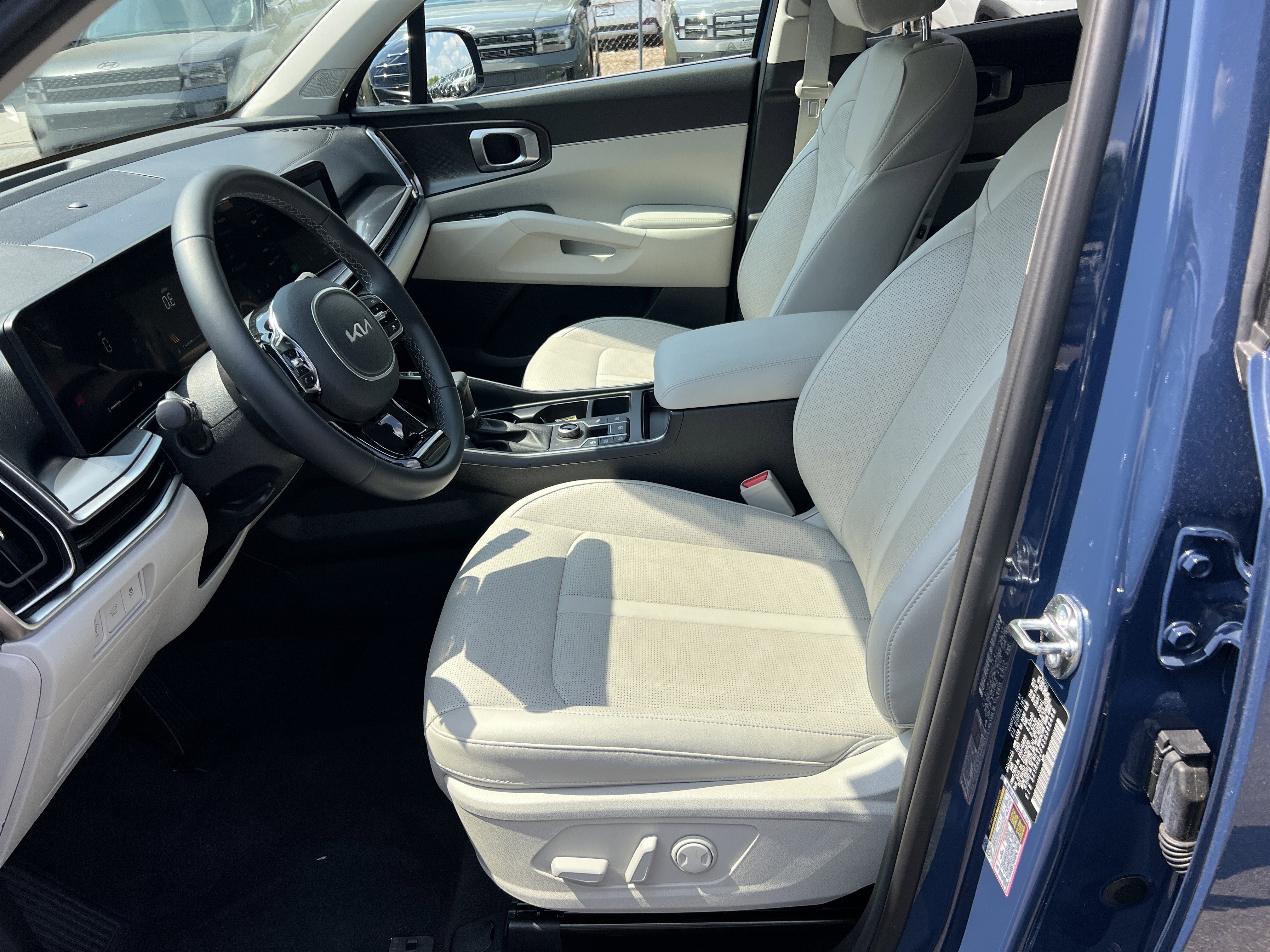 Used 2025 Kia Sorento EX w/ Panoramic Sunroof Package image 9