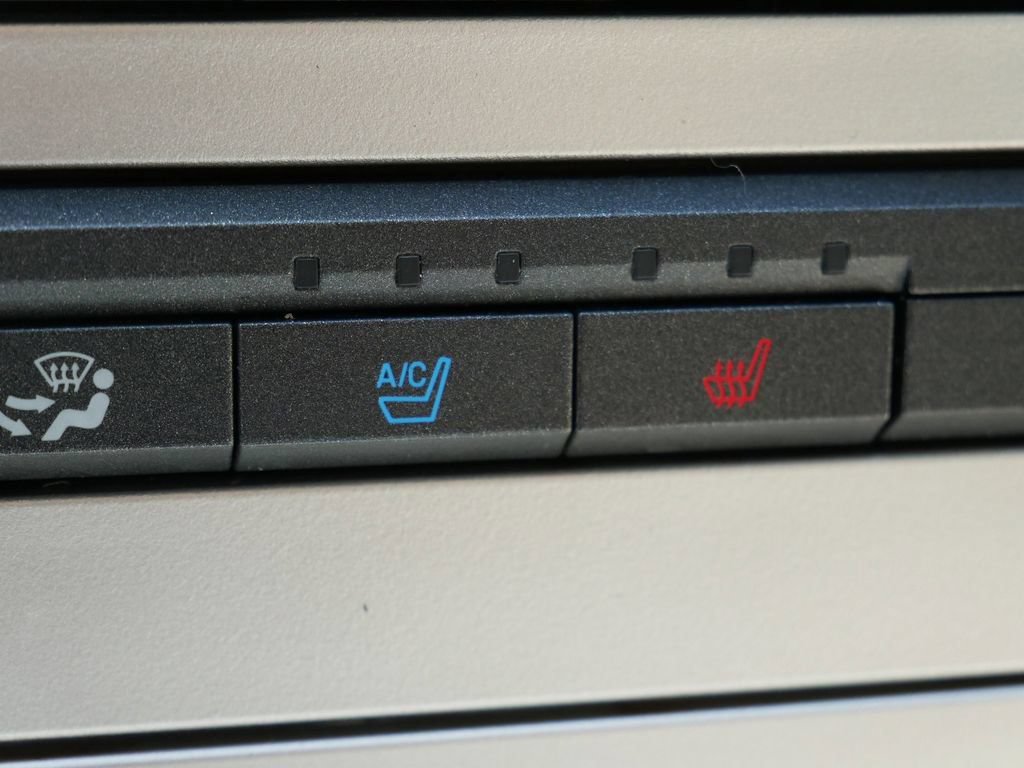 Used 2010 Lincoln MKX AWD image 25