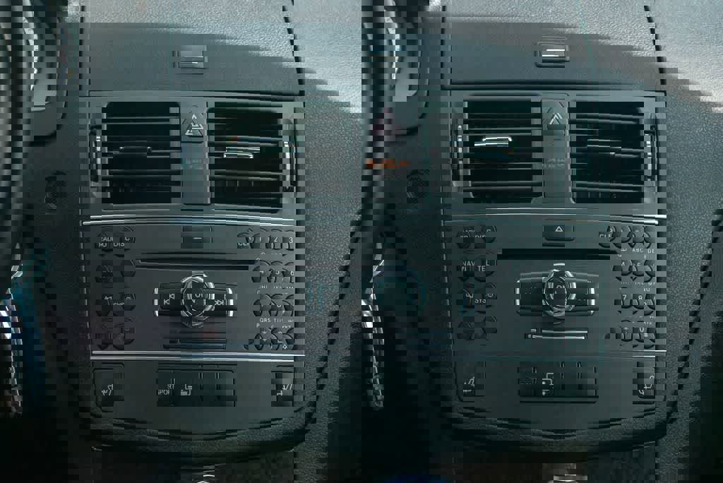 Used 2011 Mercedes-Benz C 350 Sport image 12