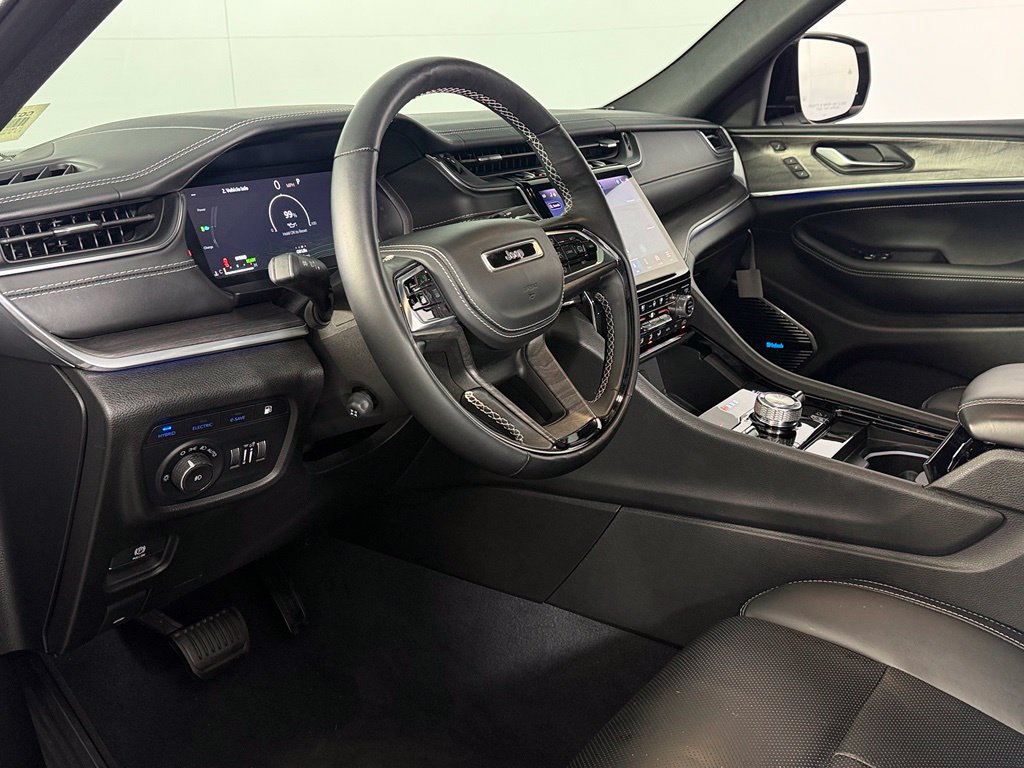 Certified 2022 Jeep Grand Cherokee Overland w/ Advanced Protech Group III AWD/4WD image 14