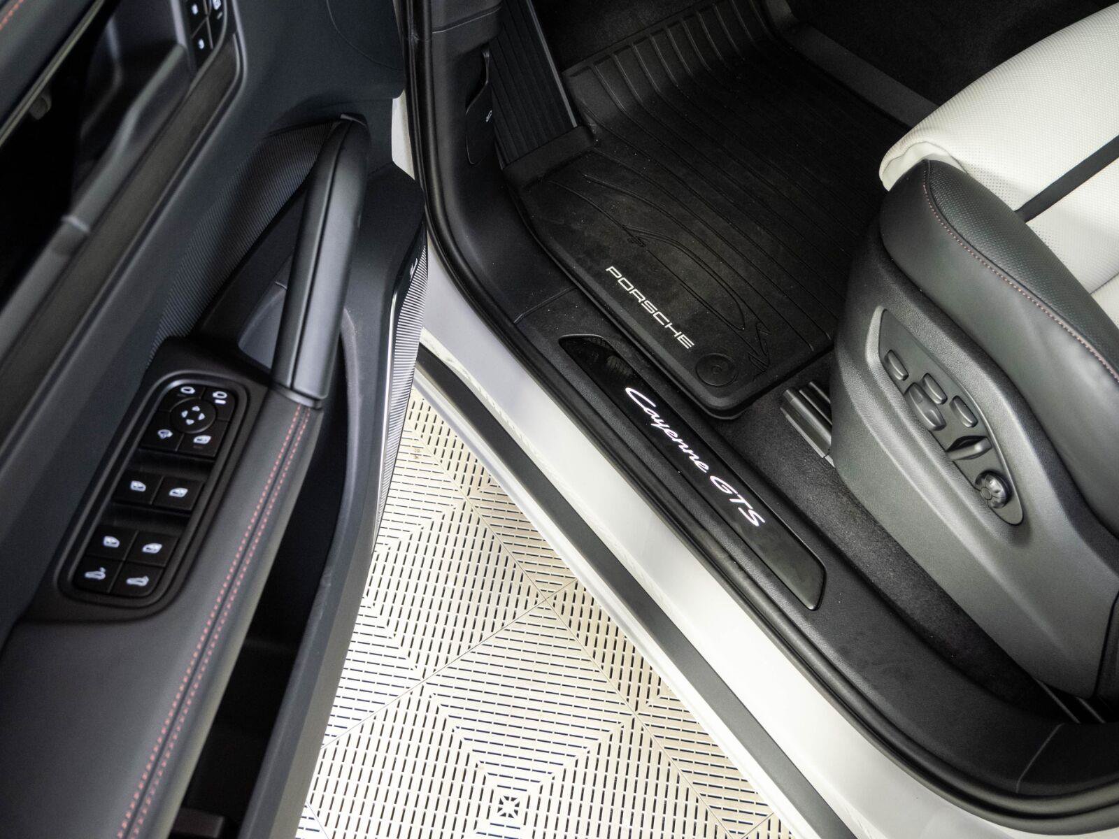Certified 2026 Porsche Cayenne GTS AWD/4WD image 8