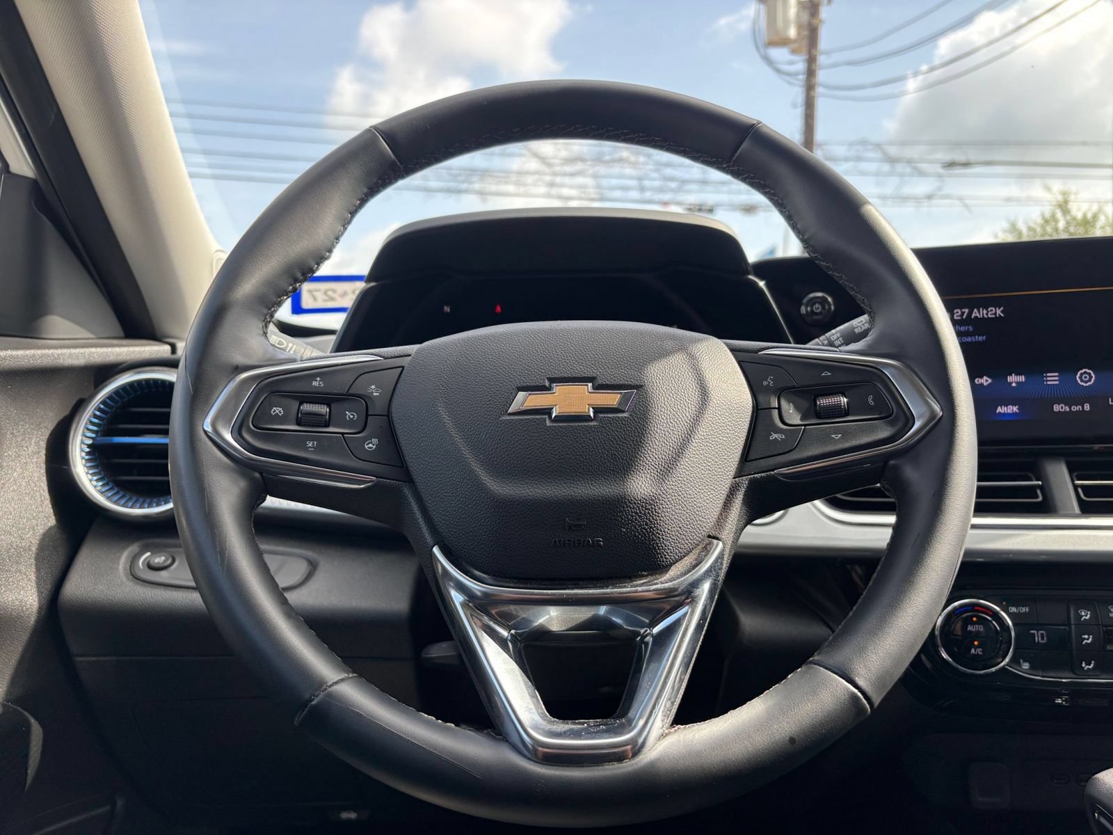 Used 2025 Chevrolet Trax LT w/ LT Convenience Package FWD image 22