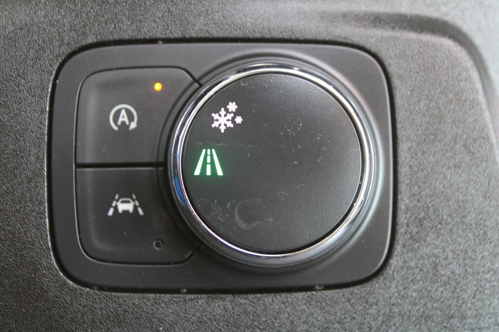 Used 2023 Chevrolet Traverse Premier FWD image 42