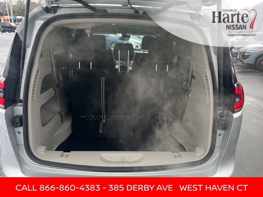 Used 2024 Chrysler Pacifica Touring-L image 31
