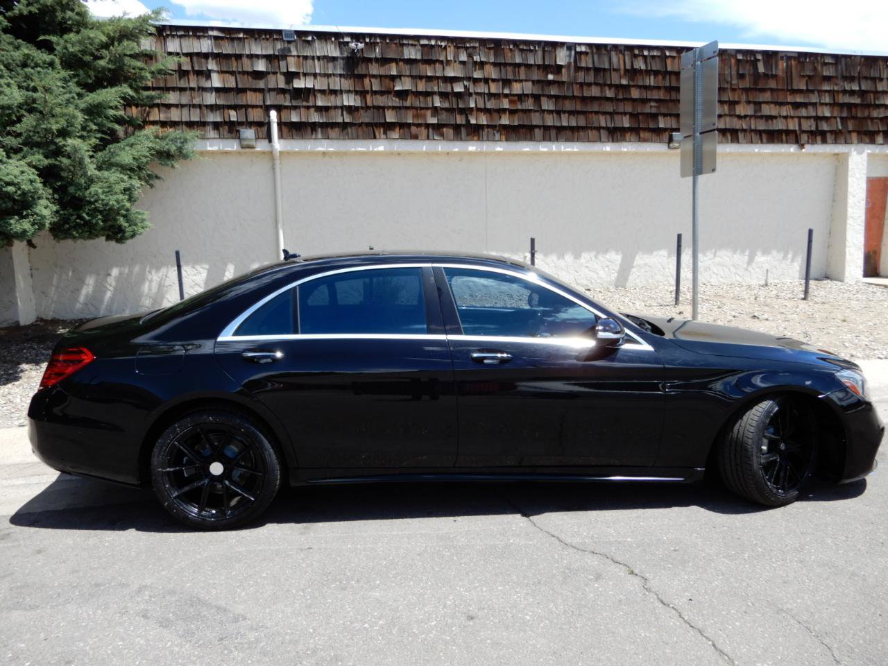 Used 2018 Mercedes-Benz S 560 Sedan w/ AMG Line Exterior image 4