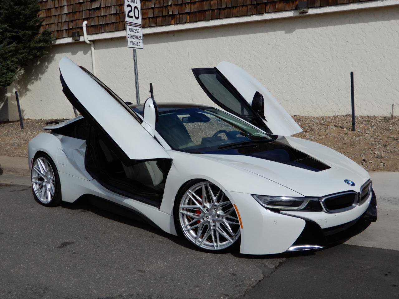 Used 2017 BMW i8 Coupe image 3