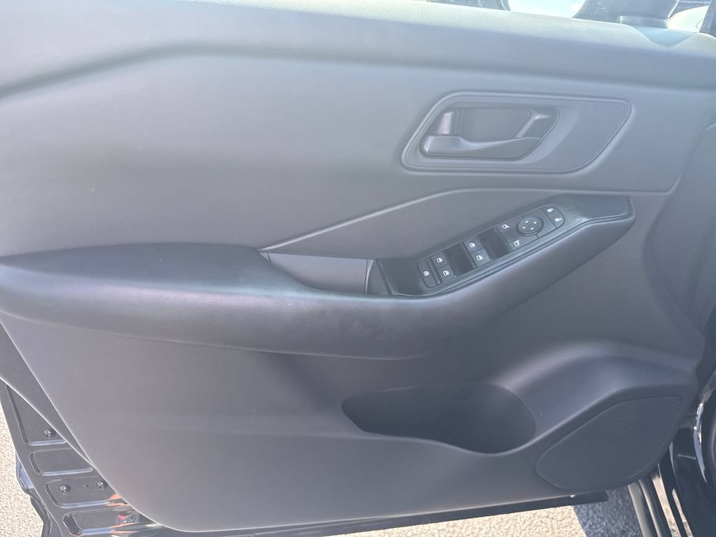 Used 2025 Nissan Rogue S AWD/4WD image 21
