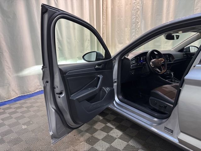 Certified 2023 Volkswagen Jetta SE w/ Panoramic Sunroof Package image 11