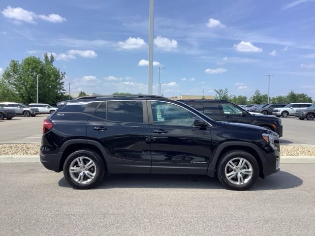 Used 2023 GMC Terrain SLE w/ Driver Convenience Package AWD/4WD image 4