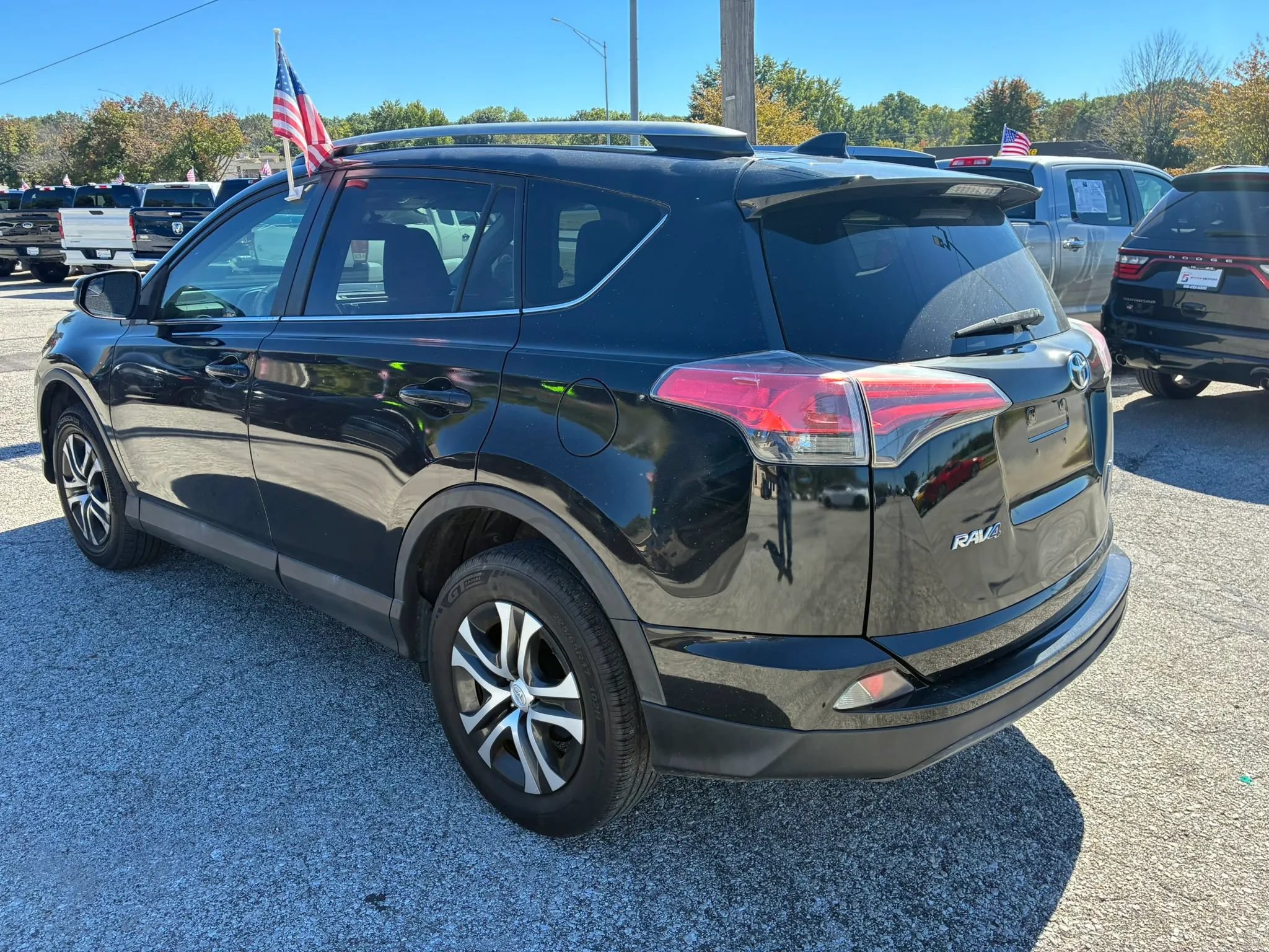 Used 2017 Toyota RAV4 LE FWD image 3