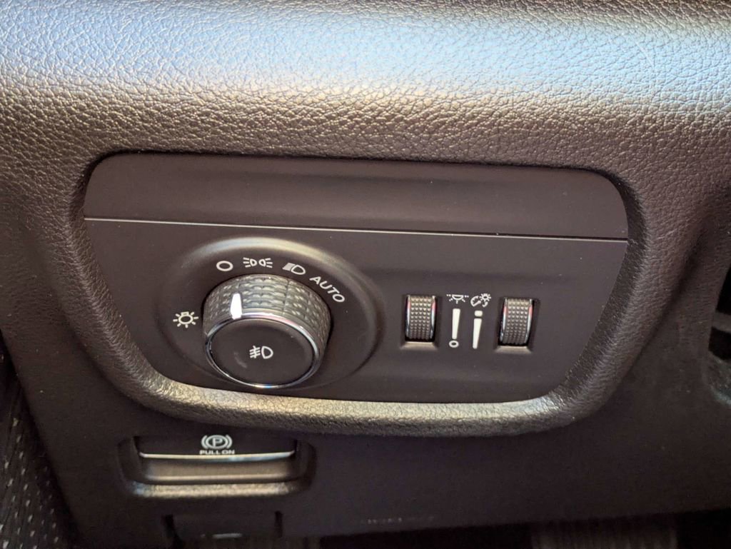 Used 2023 Jeep Grand Cherokee Limited w/ Black Appearance Package image 22
