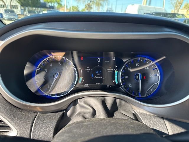 Used 2025 Chrysler Pacifica Select image 14
