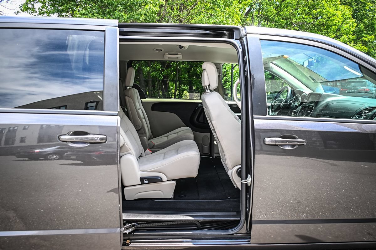 Used 2018 Dodge Grand Caravan SE w/ UConnect Hands-Free Group FWD image 16