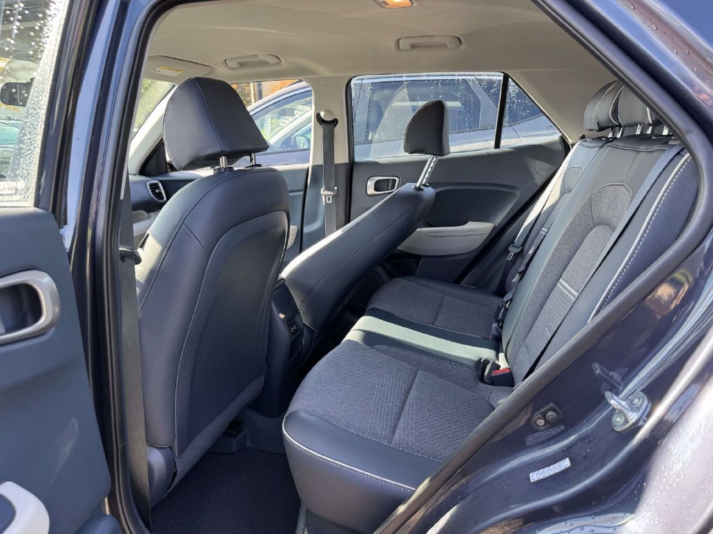 Used 2024 Hyundai Venue Limited FWD image 12