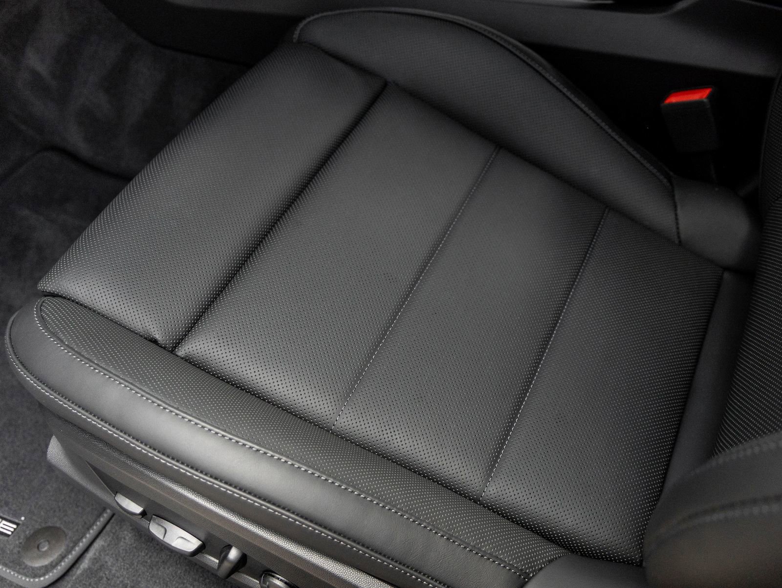 Certified 2025 Porsche Macan 4 Electric image 20