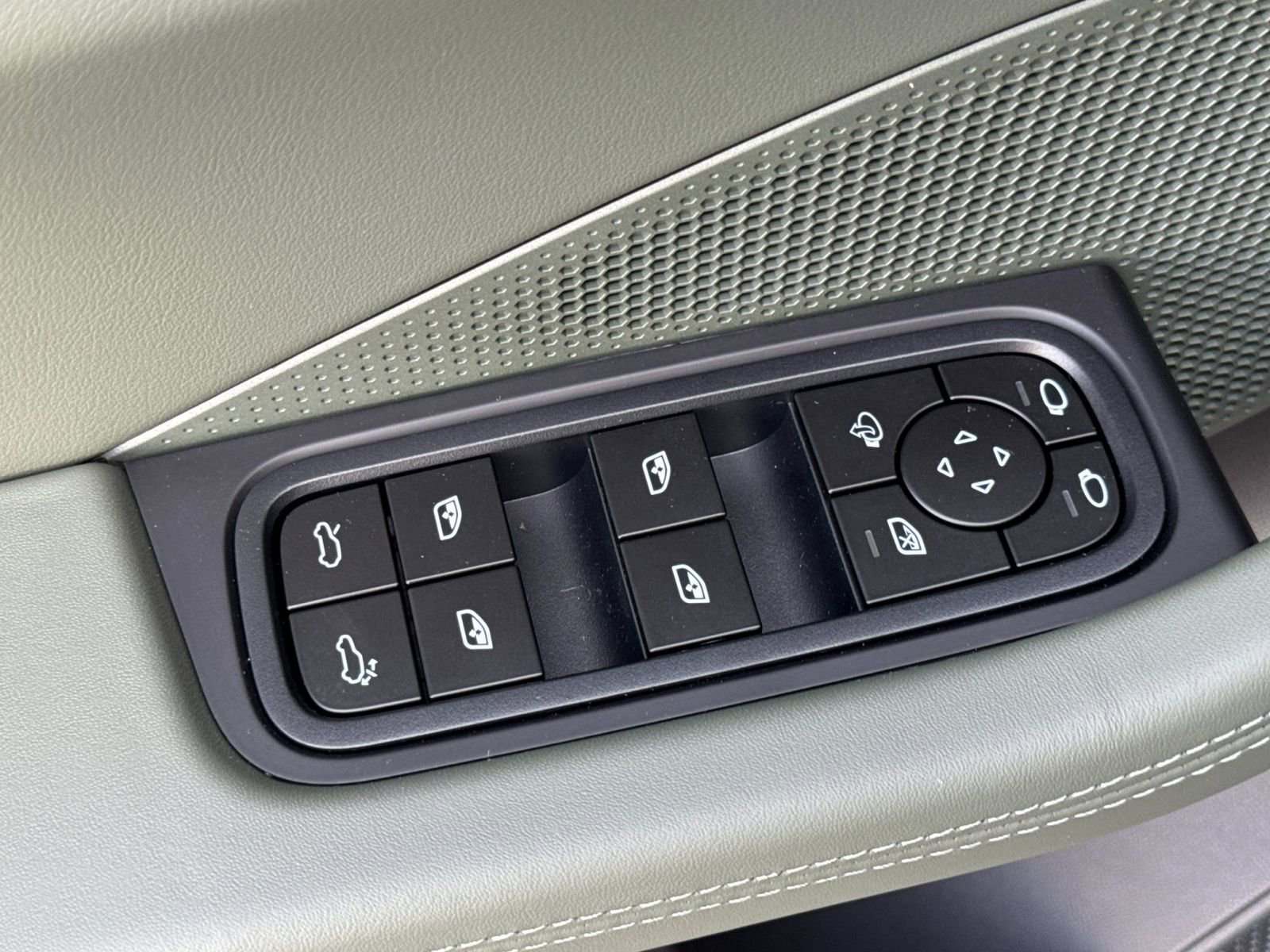 New 2025 Porsche Macan Electric image 13