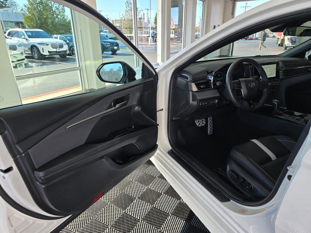 Used 2025 Toyota Camry SE image 18