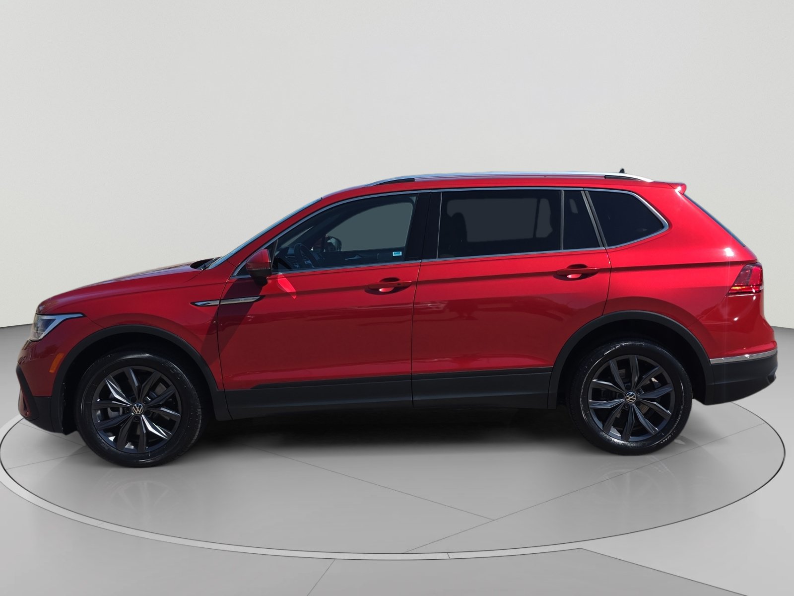 Certified 2022 Volkswagen Tiguan SE FWD image 2