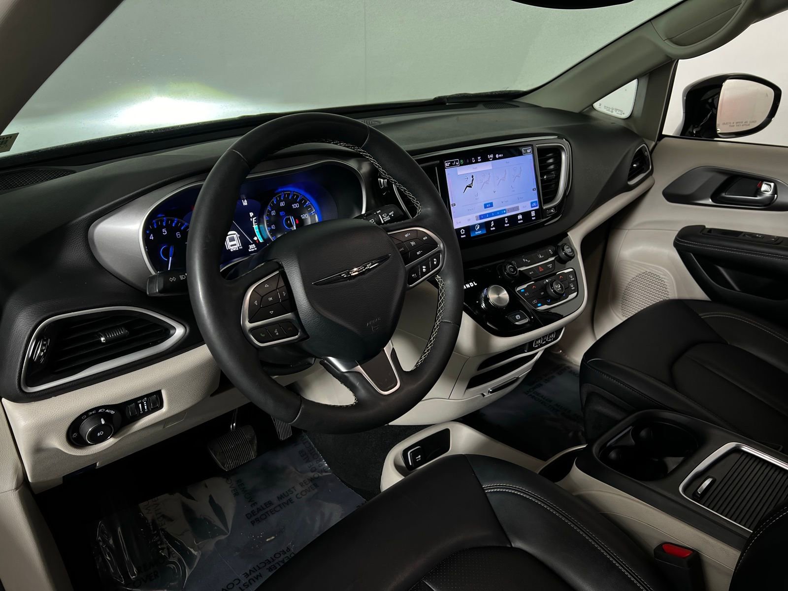 Used 2024 Chrysler Pacifica Touring-L image 12