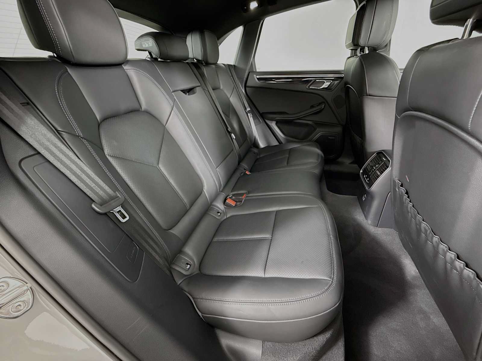 Certified 2025 Porsche Macan AWD/4WD image 28
