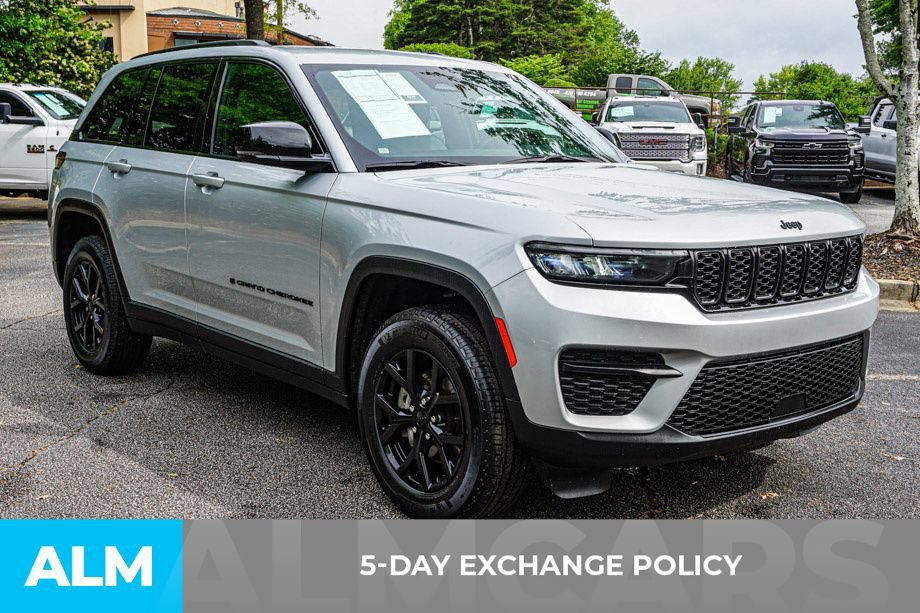 Used 2025 Jeep Grand Cherokee Altitude AWD/4WD image 3