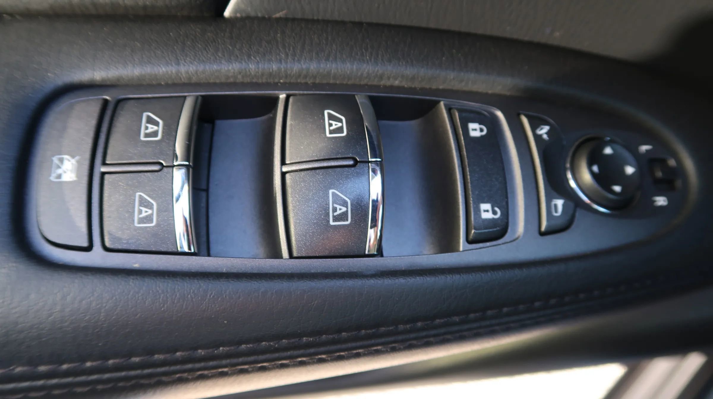 Used 2017 INFINITI Q70 3.7 image 28