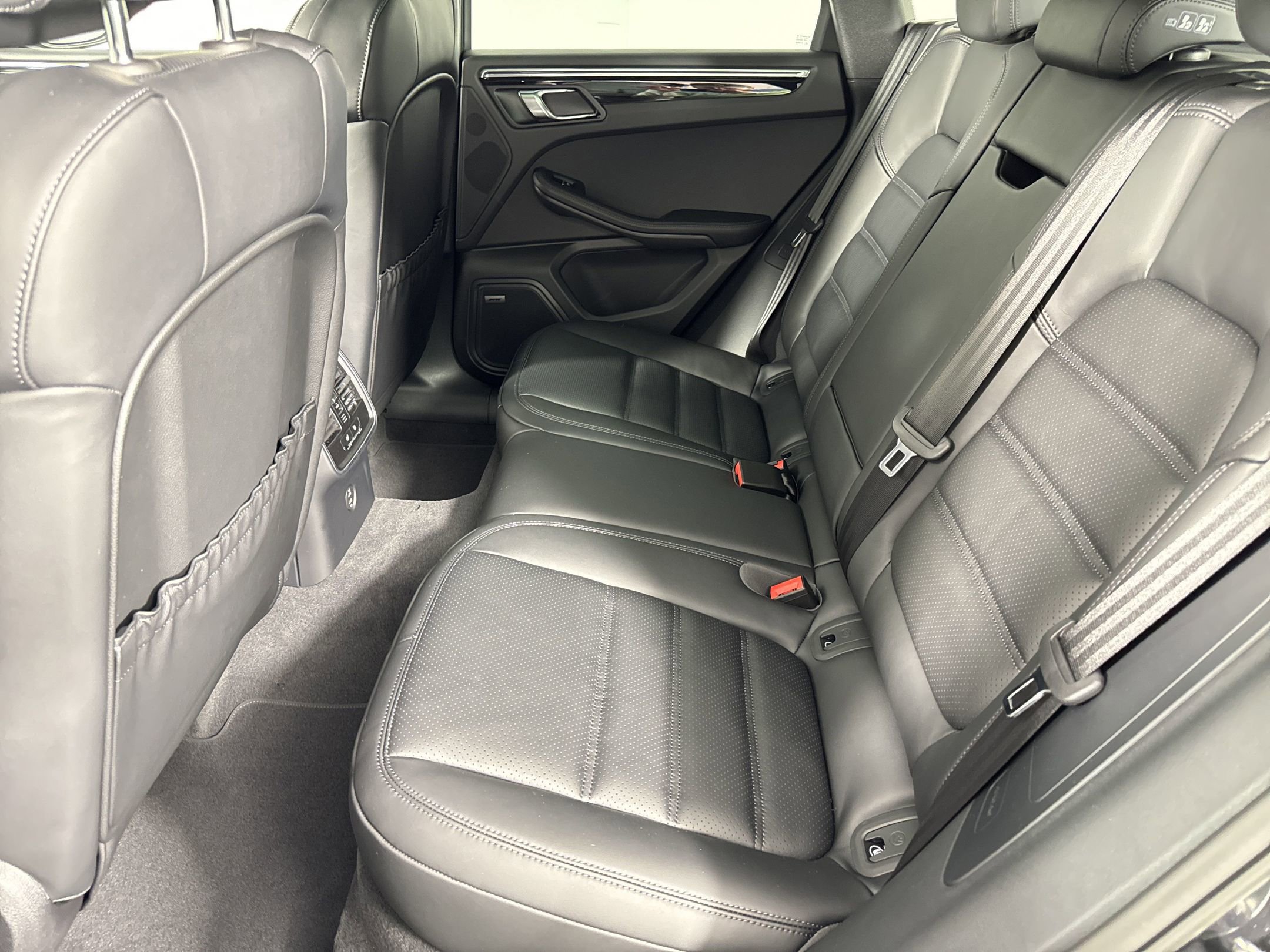 Certified 2025 Porsche Macan image 24