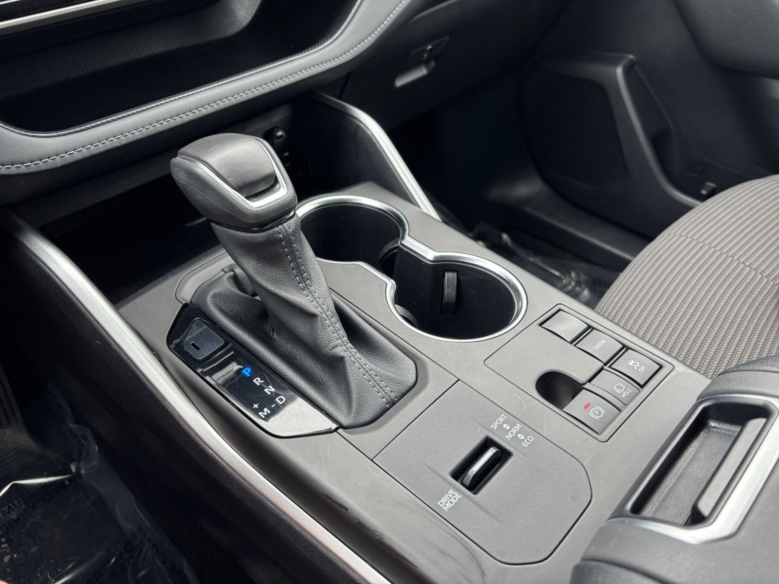 Used 2025 Toyota Highlander LE FWD image 44