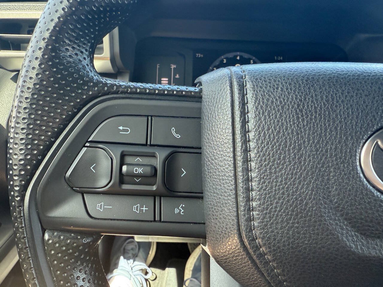 Used 2025 Toyota Tacoma SR5 AWD/4WD image 25