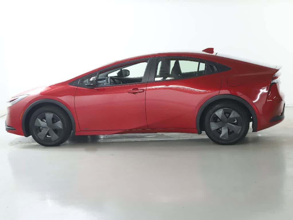 Used 2025 Toyota Prius LE AWD/4WD image 39