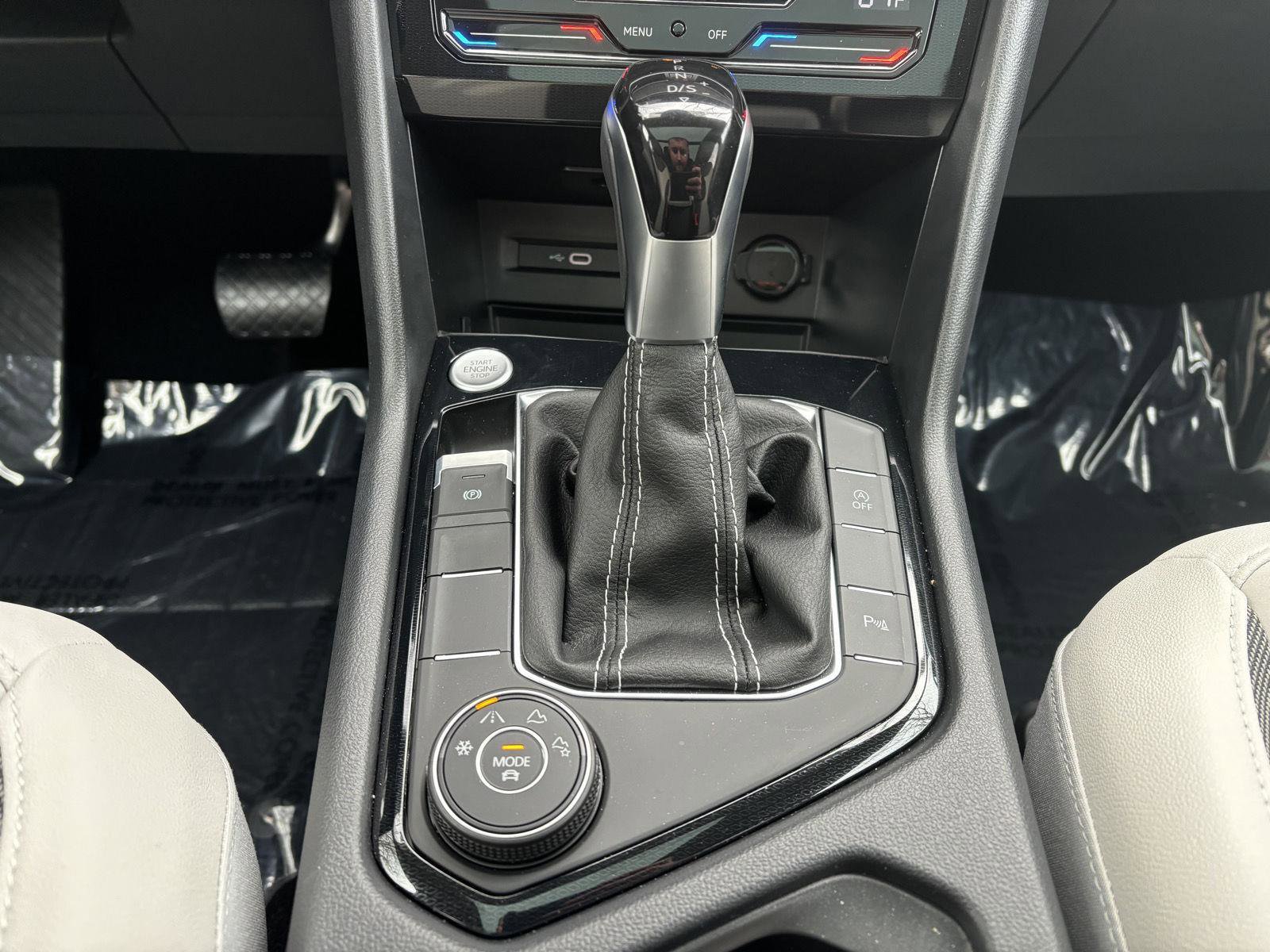 Used 2025 Volkswagen Taos SE w/ Panoramic Sunroof Package image 30